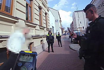 Muž s květinami ve vlasech za hlasitého křiku běhal proti chodcům Muž s květinami ve vlasech za hlasitého křiku běhal proti chodcům