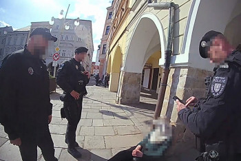 Muž se posilnil alkoholem i drogou, pak se začal obnažovat Muž se posilnil alkoholem i drogou, pak se začal obnažovat