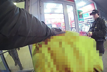 Muž se snažil dostat do obchodního centra zamčenými dveřmi Muž se snažil dostat do obchodního centra zamčenými dveřmi